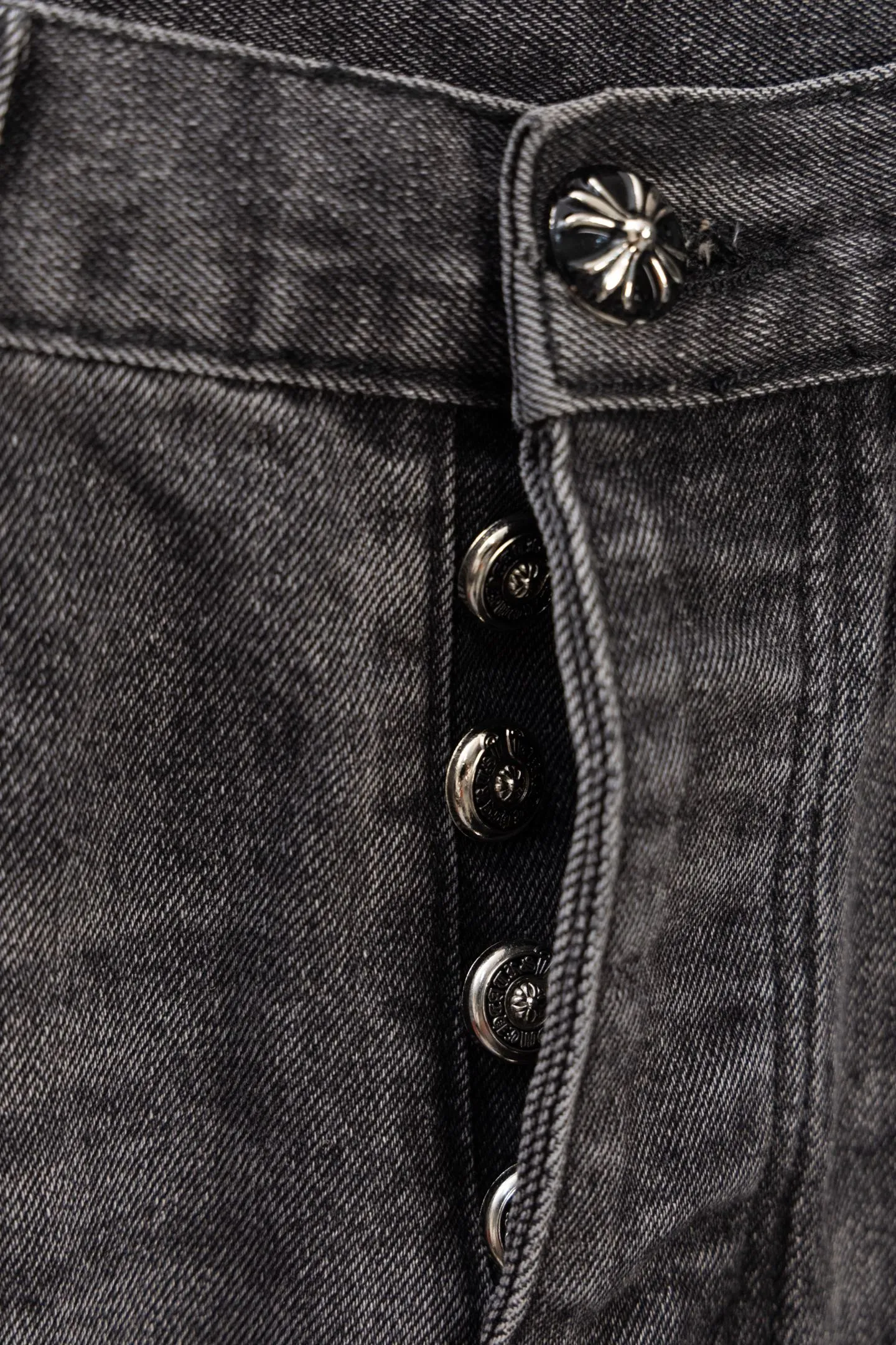 P290 Chromehearts CH Limited Edition Grimace Ox King Colorful Cross Patched Leather Cow King Jeans Cool brother and sister’s favorite pair, Grimace Cross Patch Leather Jeans. It can be said to be the real Ox King, ultra-limited and rare. The counter price is 34W level, patchwork cross pattern embellishment, washed jeans! ! An absolutely high-end luxury product, a 1.9W-level god-level single product, a super popular product, made by top heavy industry, a magic weapon that cannot be missed! [About Zangyin] This is an extremely luxurious fashion brand that can also be called the aristocracy of the high street. It has always been an exclusive brand for some hipsters or rich second generations. Compared with ordinary high streets, it is more luxurious and noble. Compared with luxury brands, it is more fashionable and individual. It has always been a brand that I have a special liking for. [Top heavy industry fashion design] Consistently high-street luxury style. Speaking of this style, the Zangyin family and GU family are definitely the leading representative brands. Especially the Zangyin family has really achieved a state-of-the-art effect in creating high-street style. The unique washed material is used to create this style. The color system is already quite eye-catching. After it is decorated with patchwork cross flowers, it cleverly highlights the charm of the brand. Secondly, this style uses classic The high-waist cutting design highlights the long legs and fashionable temperament of the upper body. The brand is highly recognizable and the slim fit configuration is more suitable for daily wear. It is a product that interprets personality, fashion, and specifications at a glance. This single product is enough to make any fan excited. It can be a white T-shirt for a youthful college style, or a tight suspender for a royal style. It has strong matching ability and can be easily controlled by men.  [Materials and craftsmanship] Needless to say, this point goes without saying. As an excellent craftsman brand, Zangyin’s requirements for details and craftsmanship are really perfect. The washed color of this model has gone through so many processes, not to mention the embellishment of denim appliques. It is also purely hand-made and sewn. Just like what they believe in, only hand-made things have soul and have the meaning of wear. A top-notch heavy-duty fashionable denim item, I look forward to your perfect interpretation! !  Color: Picture color Size: 28-36